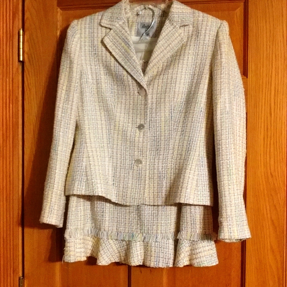Le Suit 2 PC Woman's Size  8 Suit (Jacket and Skirt)